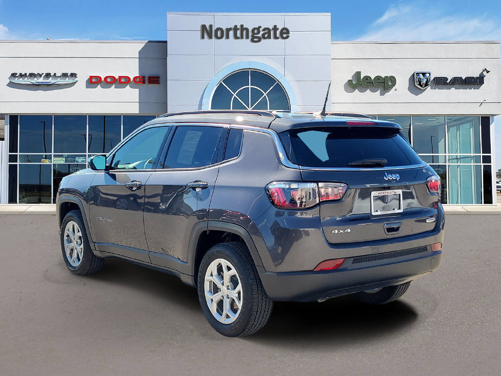 Used 2024 Jeep Compass Latitude AWD/4WD image 3