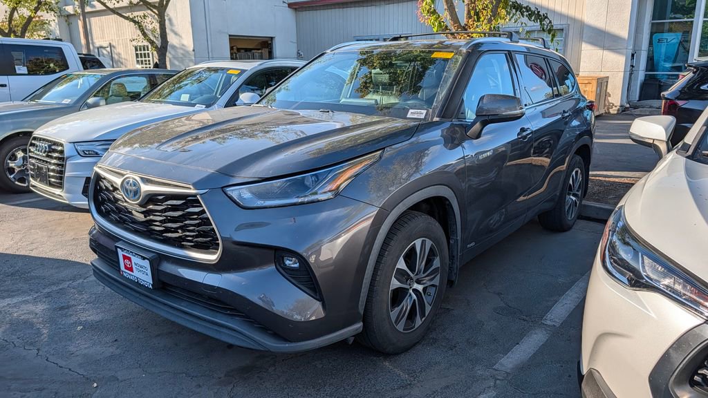 Used 2021 Toyota Highlander XLE AWD/4WD image 4