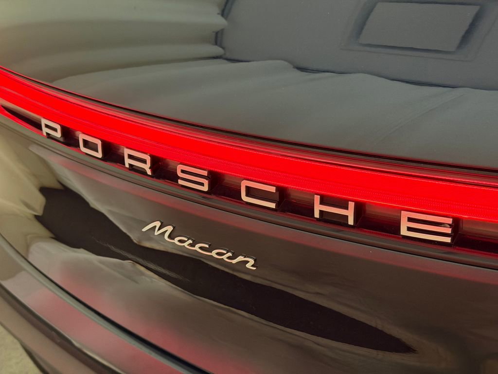Certified 2023 Porsche Macan AWD/4WD image 25