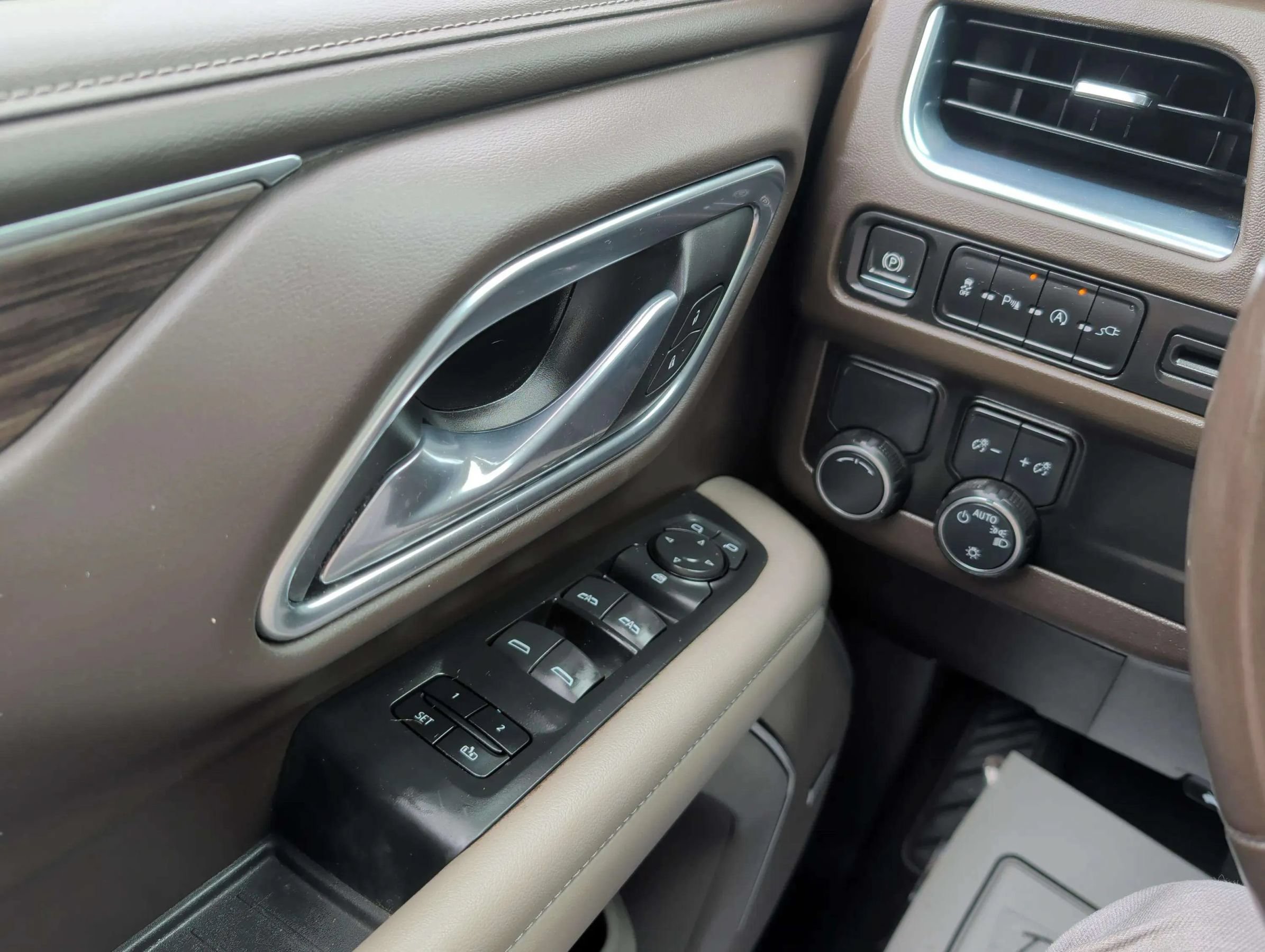 Used 2021 Chevrolet Suburban LT RWD image 27
