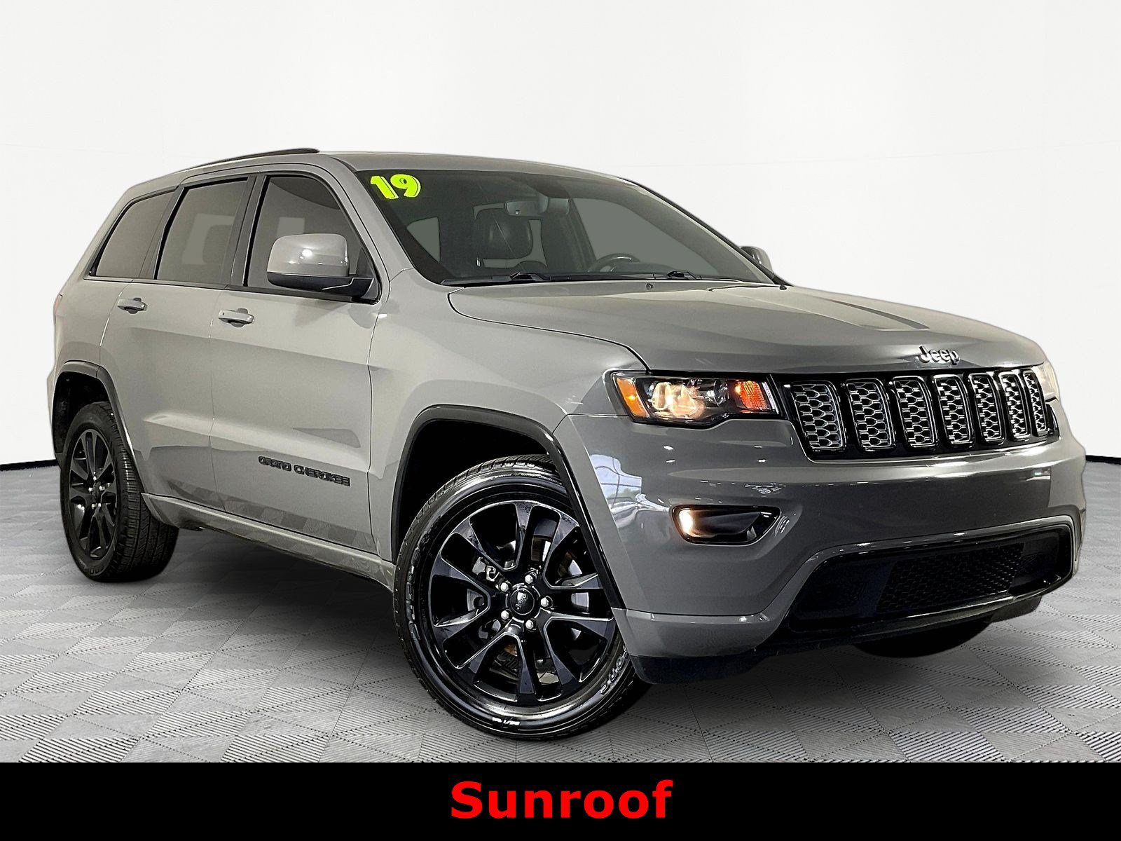 Used 2019 Jeep Grand Cherokee Altitude AWD/4WD image 3