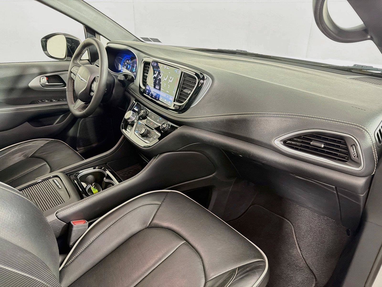 Used 2025 Chrysler Pacifica Limited FWD image 32