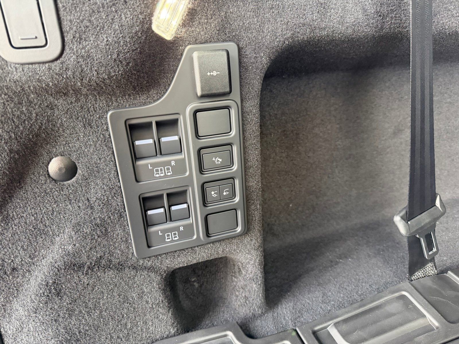 New 2026 Land Rover Discovery Dynamic SE image 30