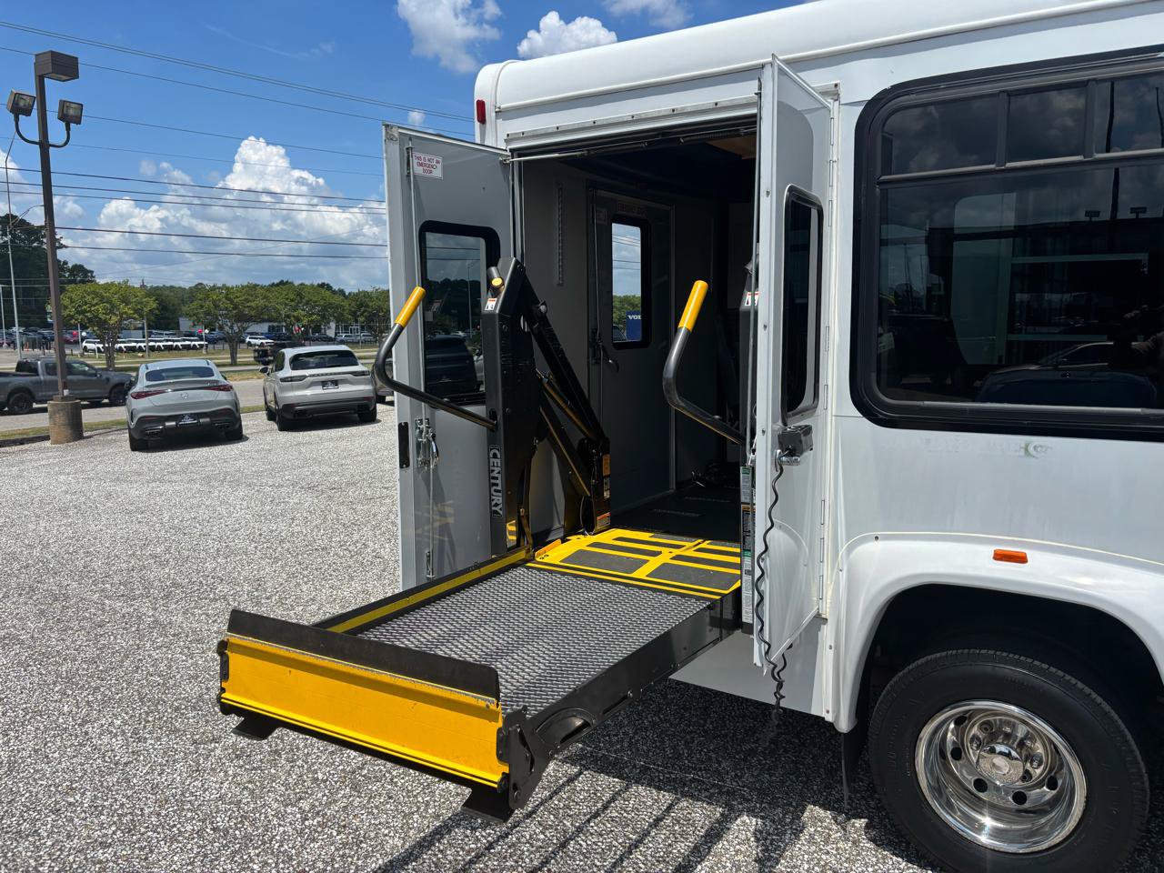 Used 2006 Ford E-350 and Econoline 350 Super Duty RWD image 9