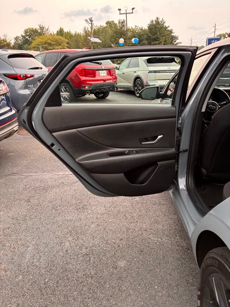 Used 2022 Hyundai Elantra SEL FWD image 21