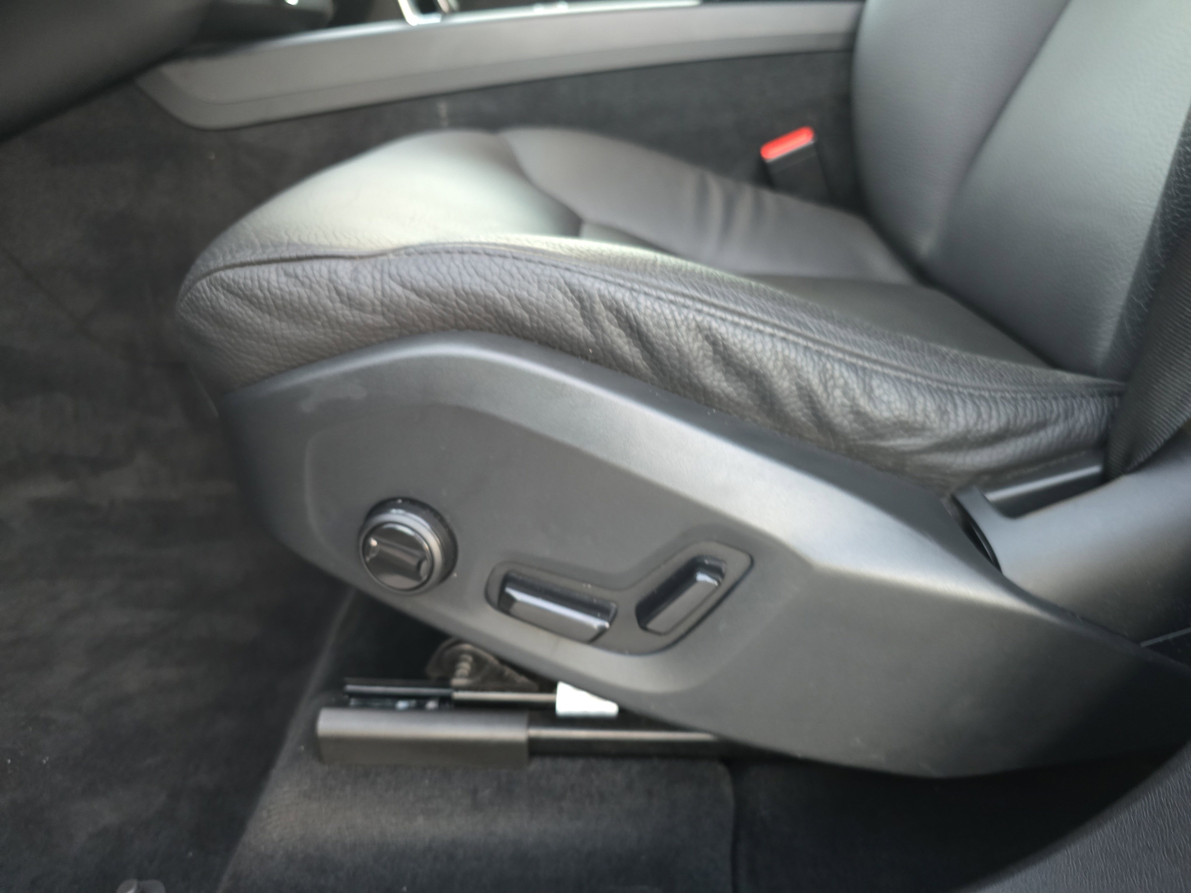 Used 2023 Volvo XC60 B5 Plus w/ Climate Package image 28