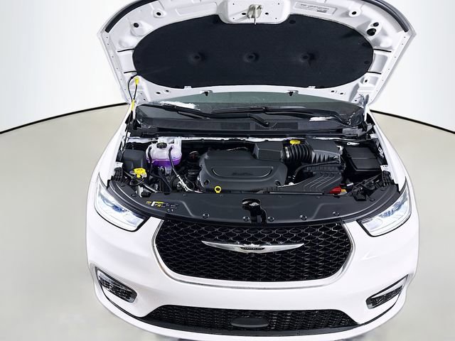 New 2026 Chrysler Pacifica Limited w/ Uconnect Theater Family Group image 31