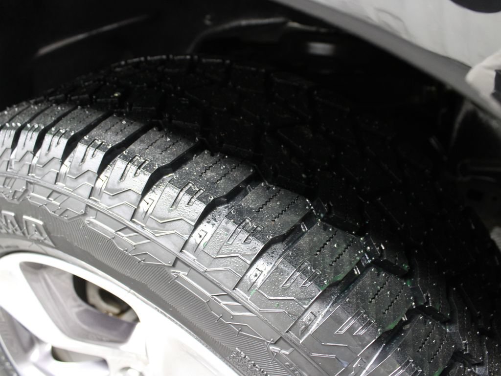 Used 2019 RAM 1500 Laramie AWD/4WD image 11