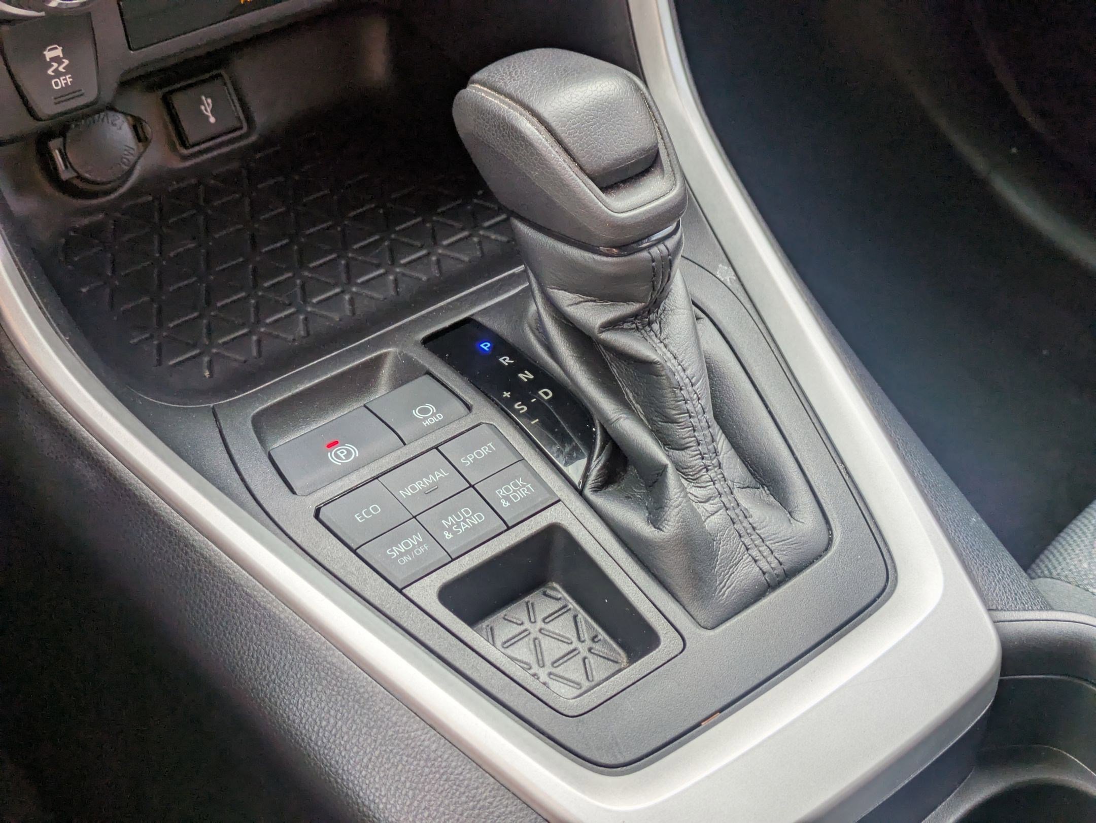 Used 2021 Toyota RAV4 XLE w/ Carpet Mat Package (TMS) image 23