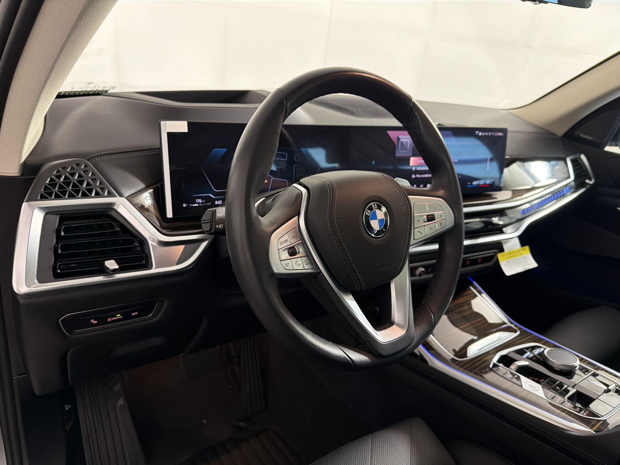 Used 2026 BMW X7 xDrive40i w/ Premium Package AWD/4WD image 4