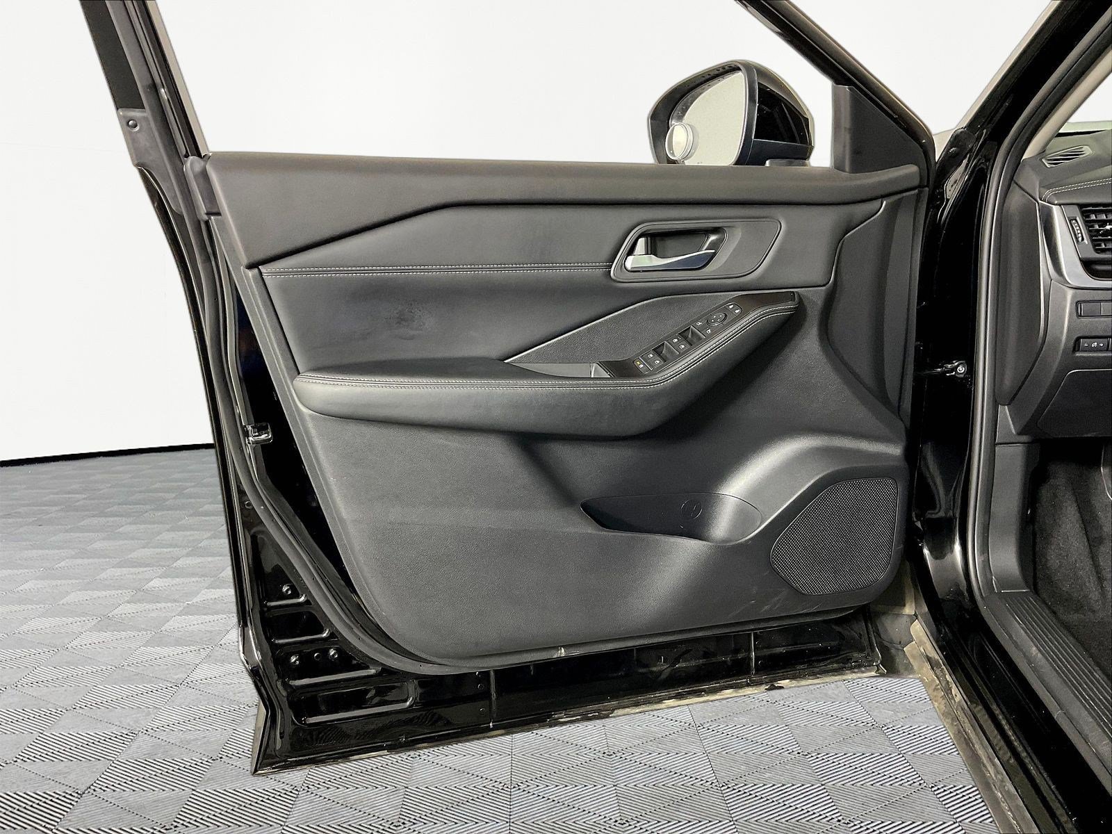 Used 2025 Nissan Rogue SV w/ SV Premium Package FWD image 20