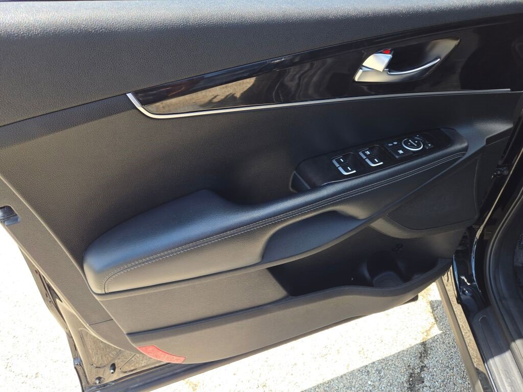 Used 2017 Kia Sorento LX w/ LX Convenience Package image 18