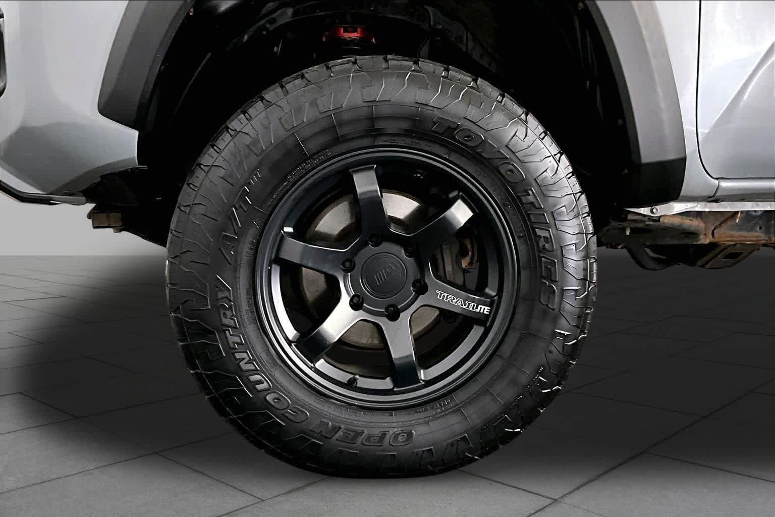 Used 2019 Toyota Tacoma TRD Off-Road AWD/4WD image 10