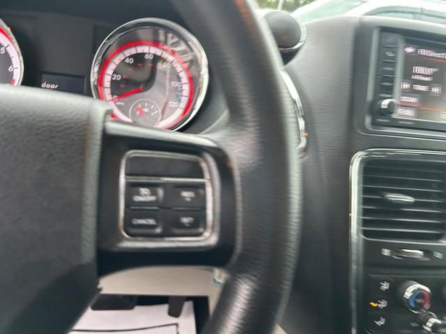 Used 2019 Dodge Grand Caravan SE w/ UConnect Hands-Free Group image 21