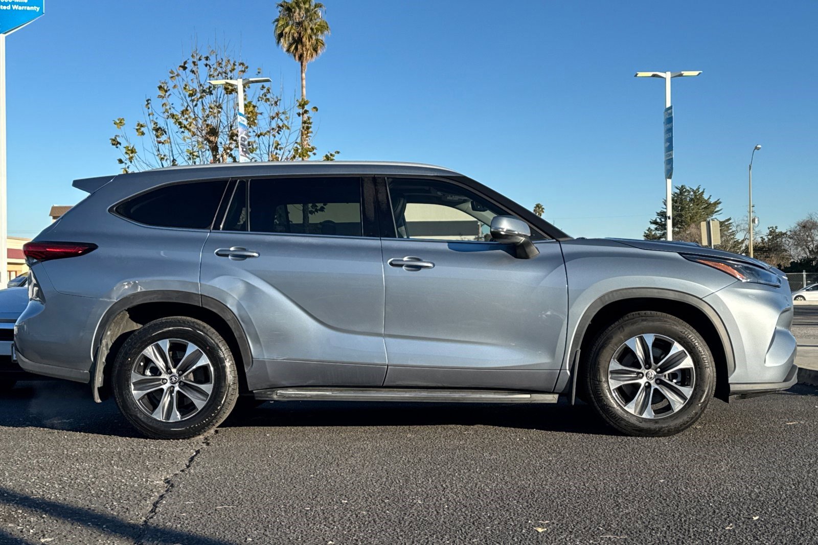 Used 2022 Toyota Highlander XLE image 7