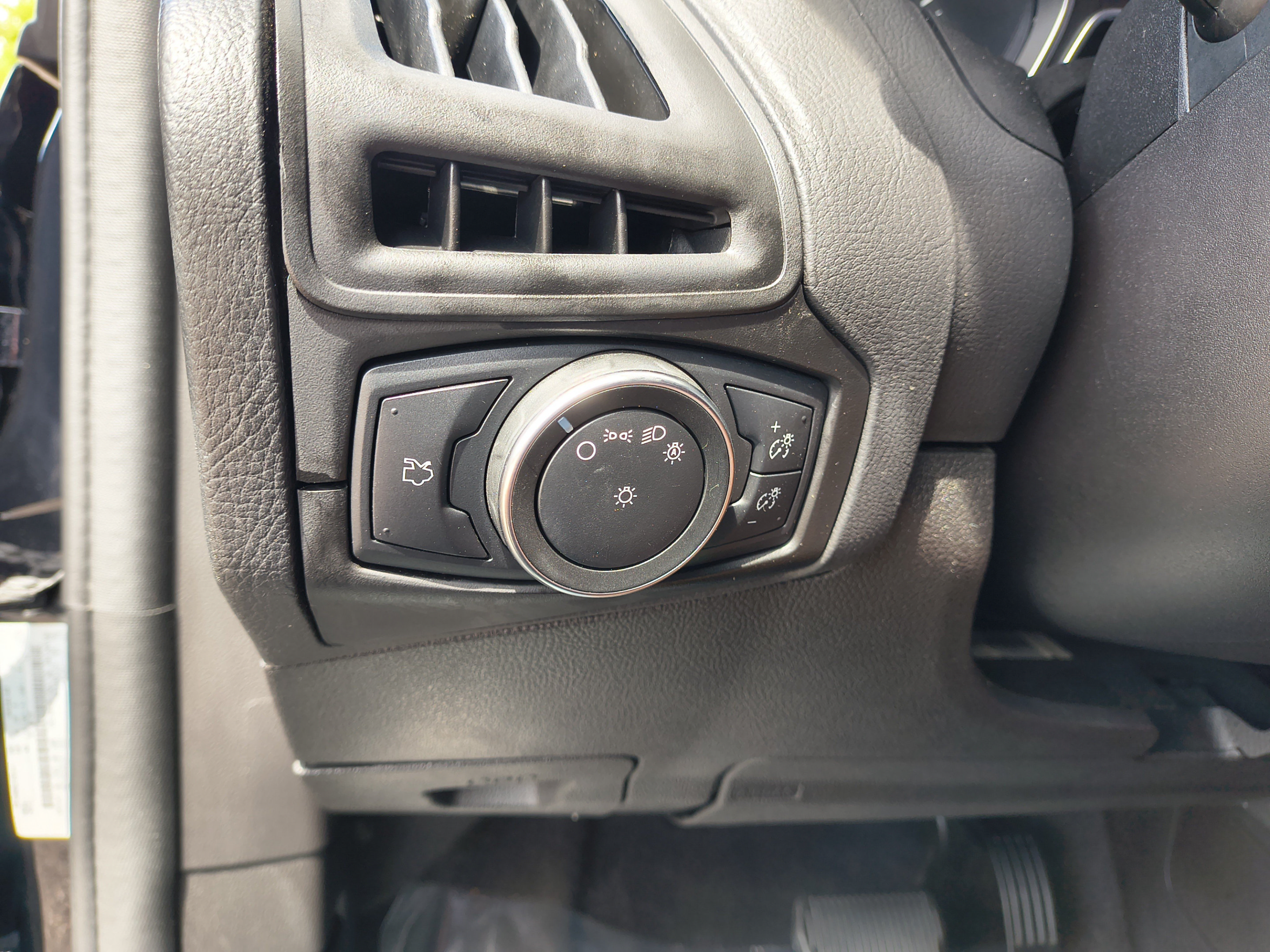 Used 2017 Ford Focus SE w/ Cold Weather Package FWD image 27