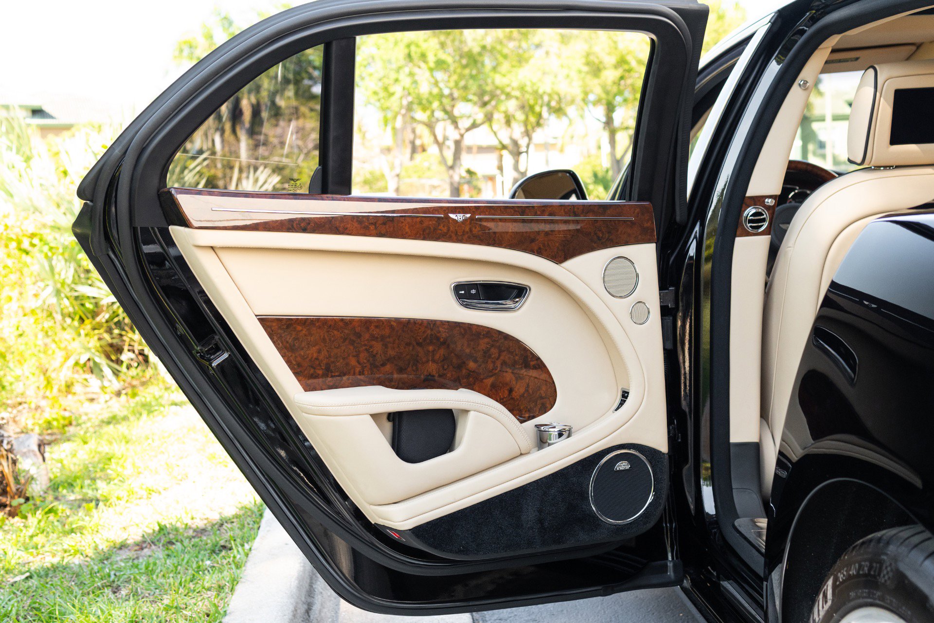 Used 2014 Bentley Mulsanne RWD image 49