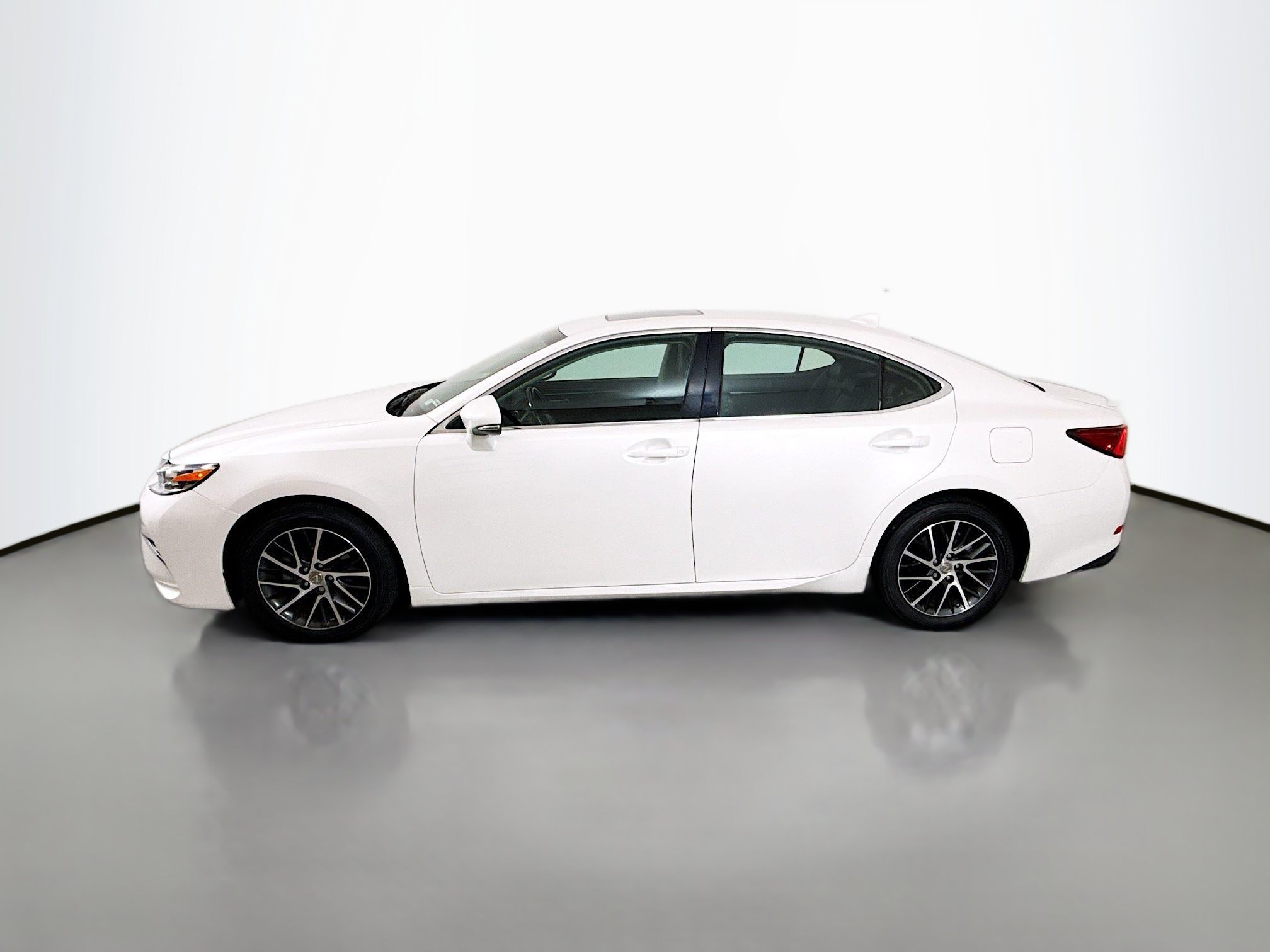 Used 2016 Lexus ES 350 w/ Luxury Package w/Wood Trim FWD image 4