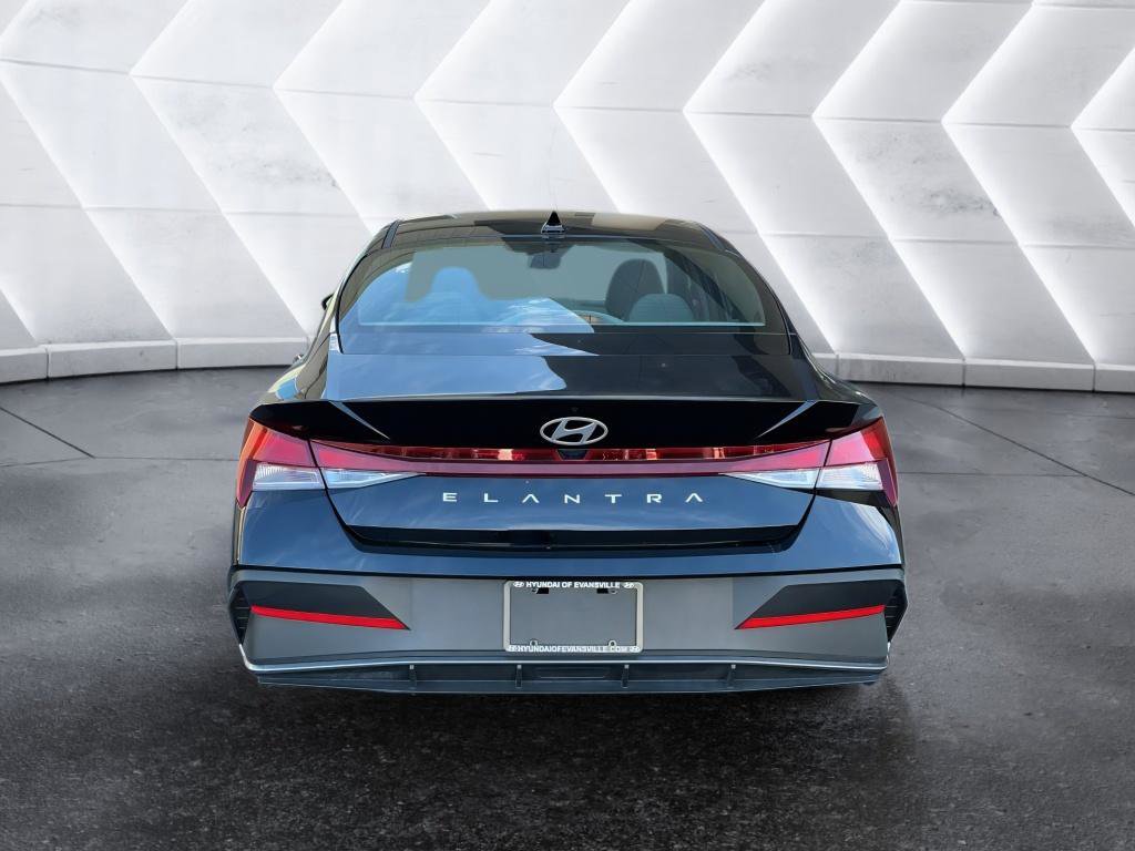 Certified 2025 Hyundai Elantra SE image 3