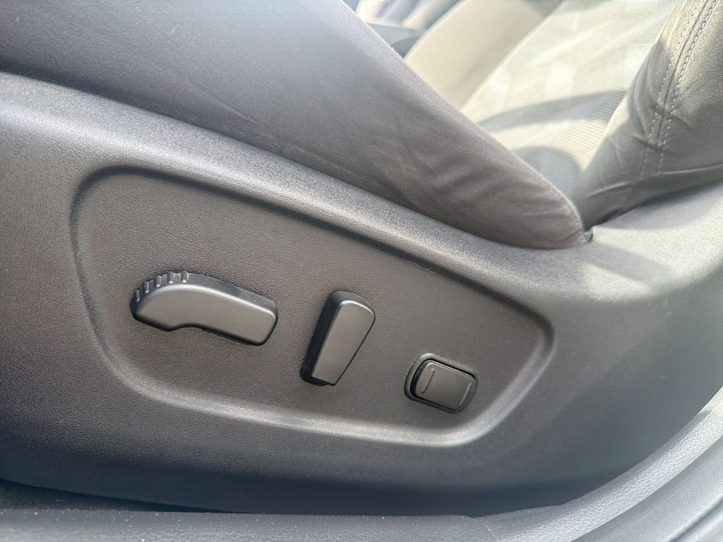 Used 2016 Nissan Rogue SV FWD image 14