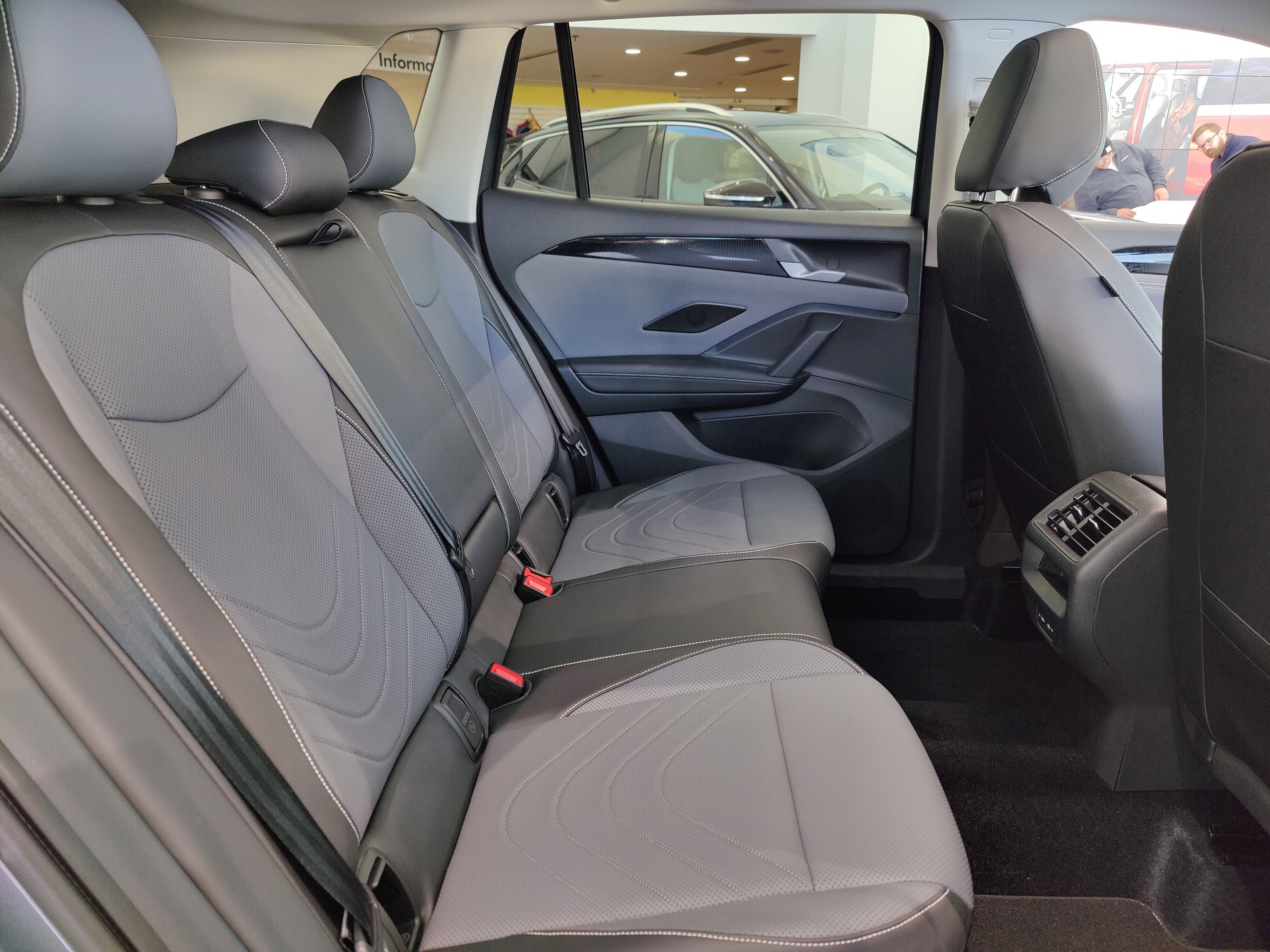 Used 2025 Volkswagen Tiguan SE image 15