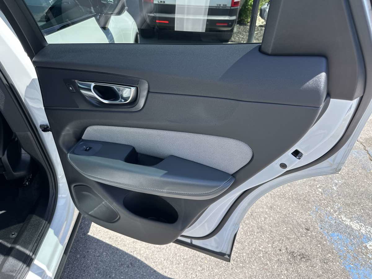 Used 2022 Volvo XC60 T8 R-Design w/ Advanced Package image 19