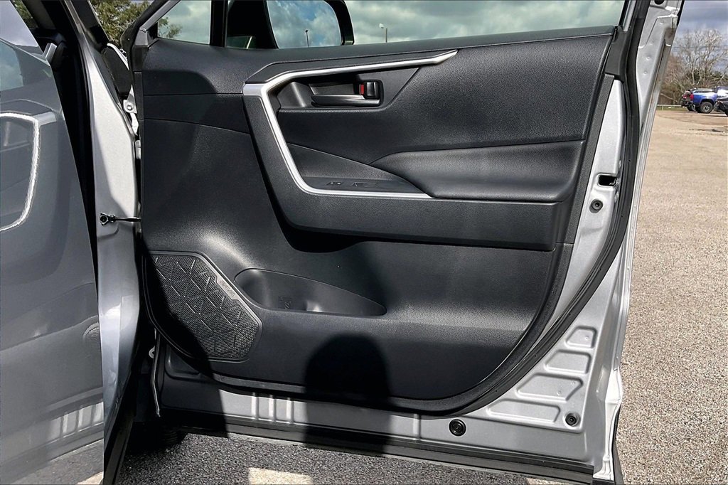 Used 2019 Toyota RAV4 LE image 28