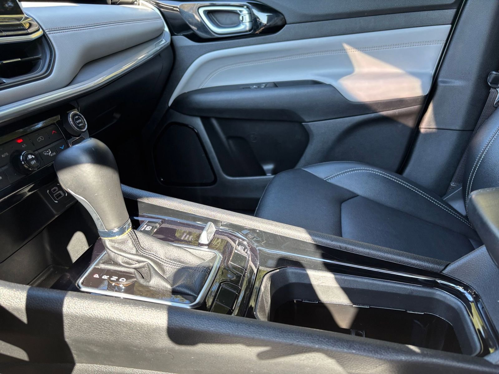 Used 2025 Jeep Compass Limited image 41