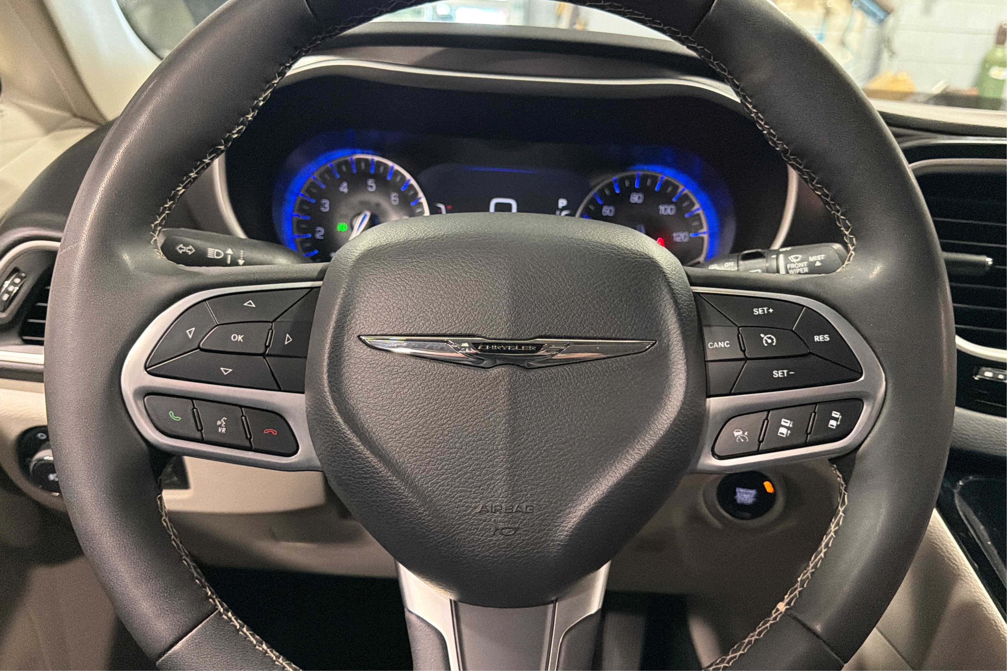 Used 2024 Chrysler Pacifica Touring-L FWD image 23