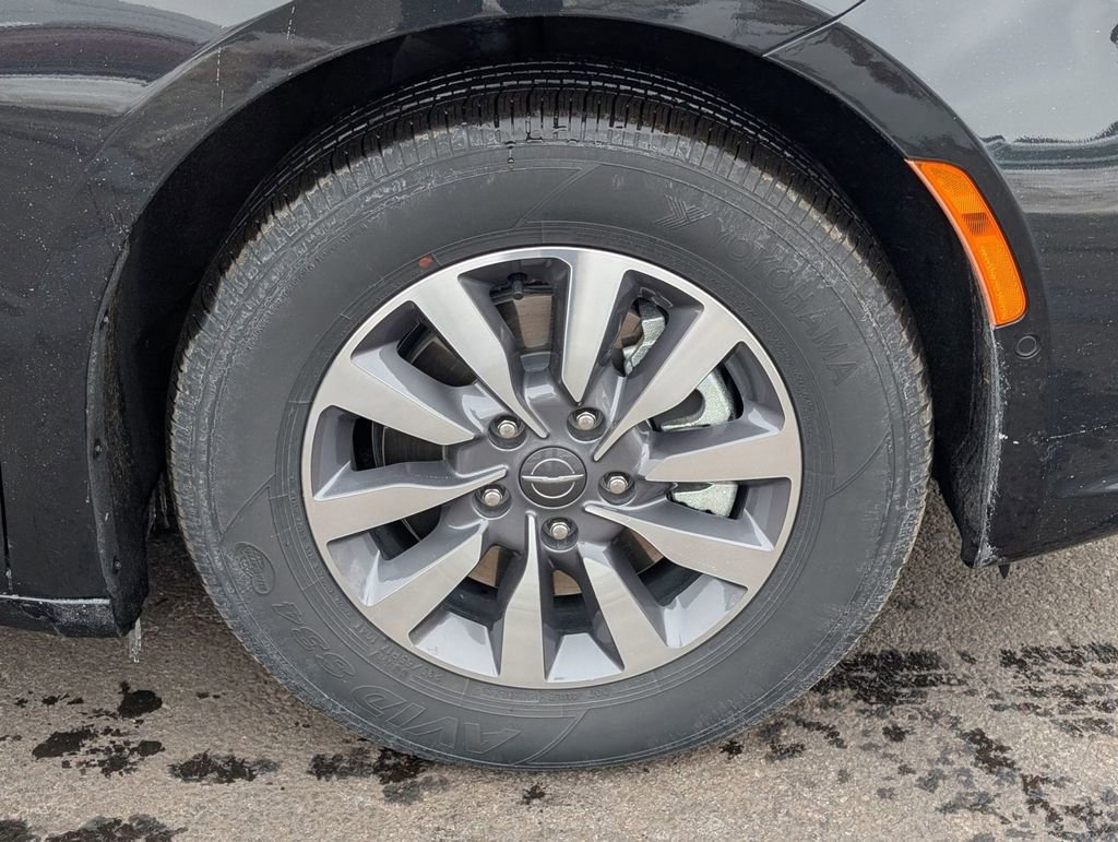 Used 2023 Chrysler Pacifica Limited image 18