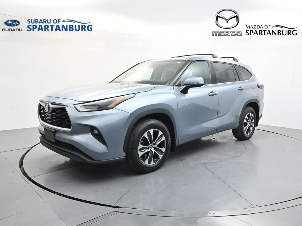 Used 2022 Toyota Highlander XLE AWD/4WD image 1