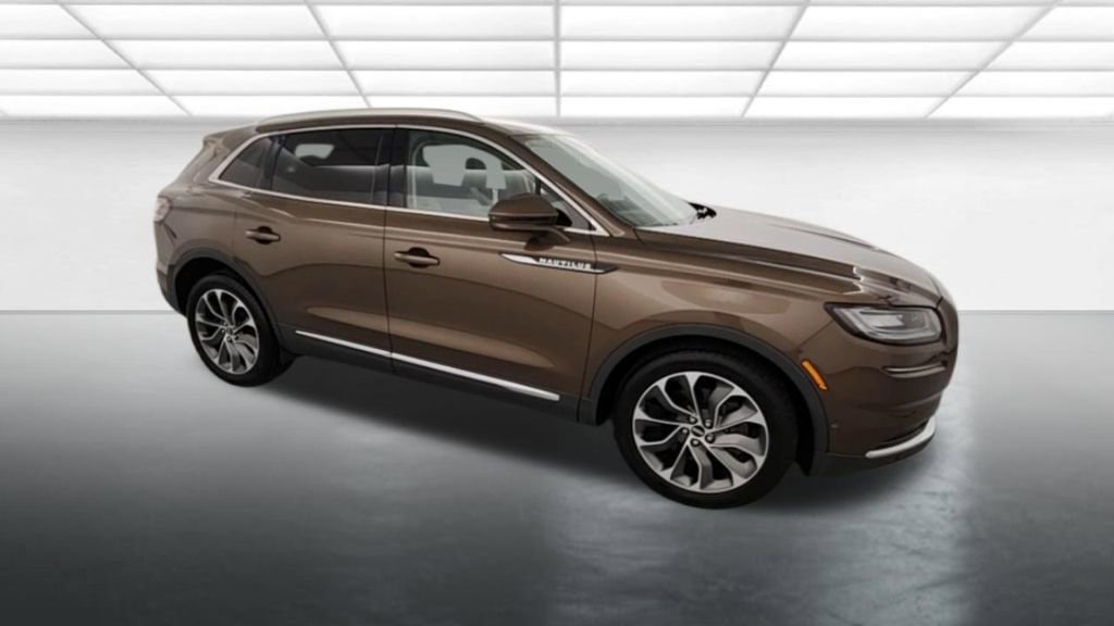 Used 2022 Lincoln Nautilus Reserve w/ Equipment Group 201A image 9