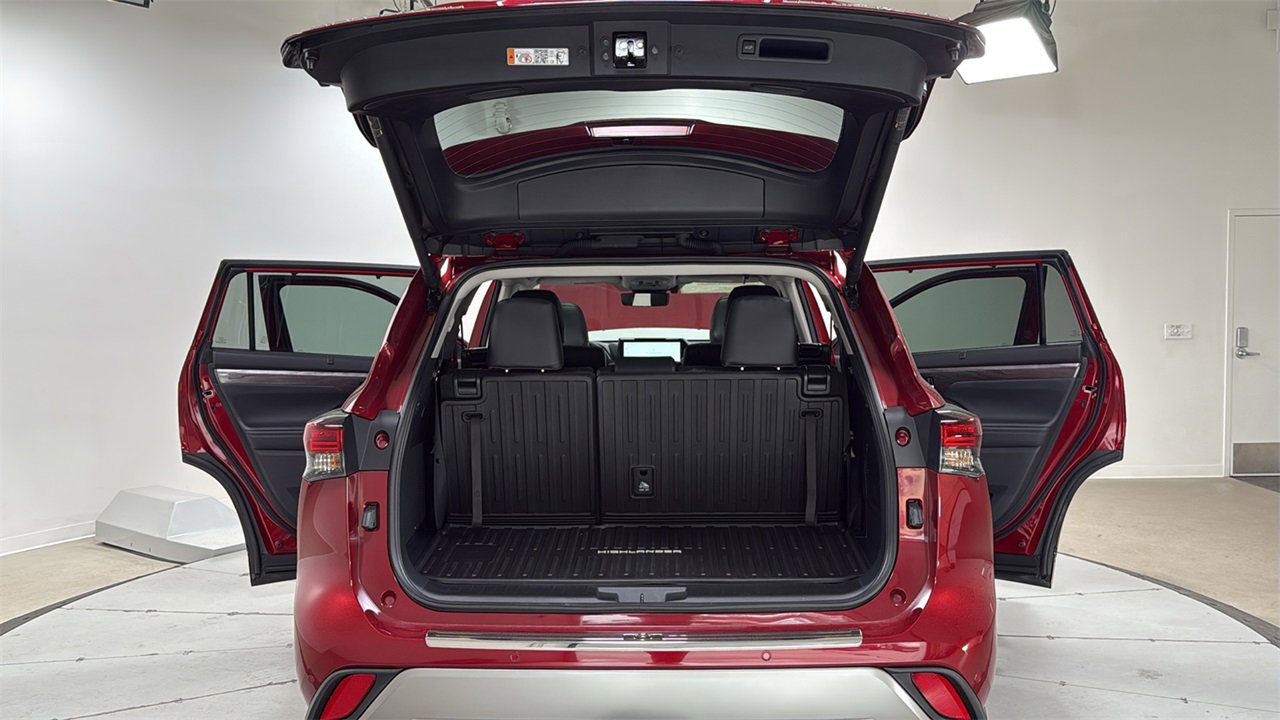 Certified 2025 Toyota Highlander Platinum image 16