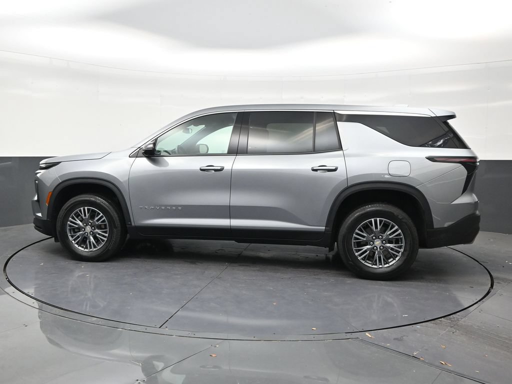 Used 2024 Chevrolet Traverse LS FWD image 2