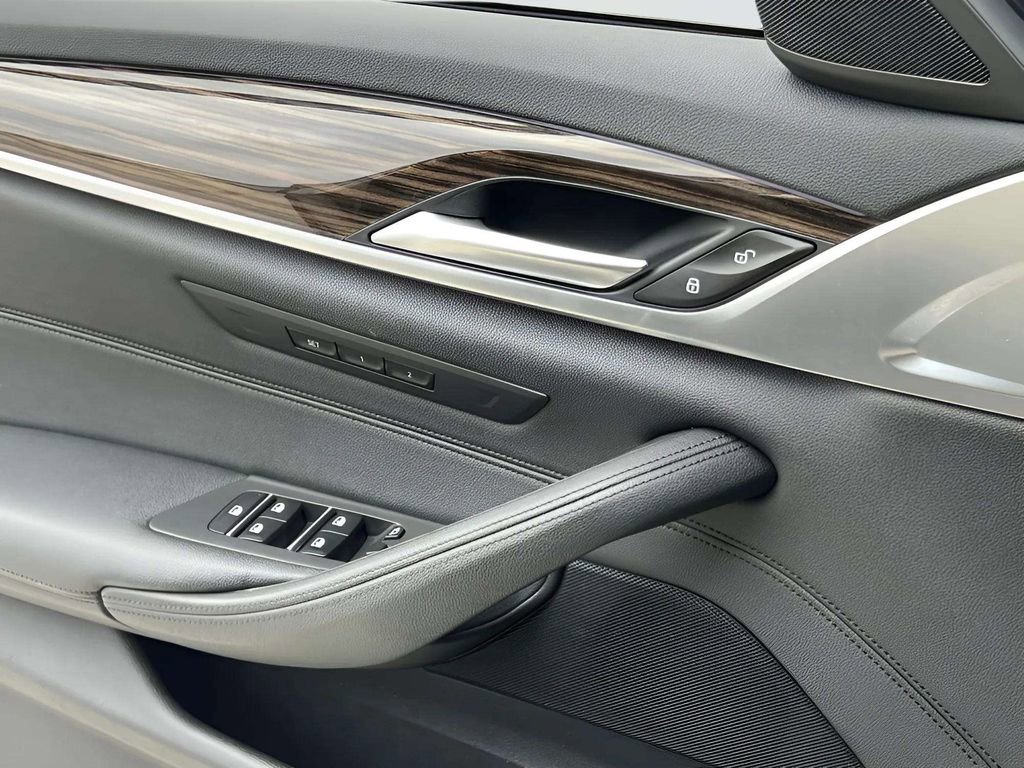 Used 2018 BMW 530e xDrive image 27