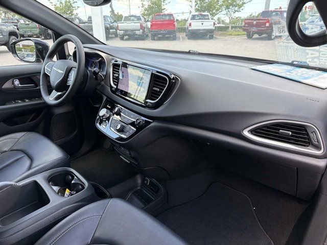 Used 2025 Chrysler Pacifica Select FWD image 18