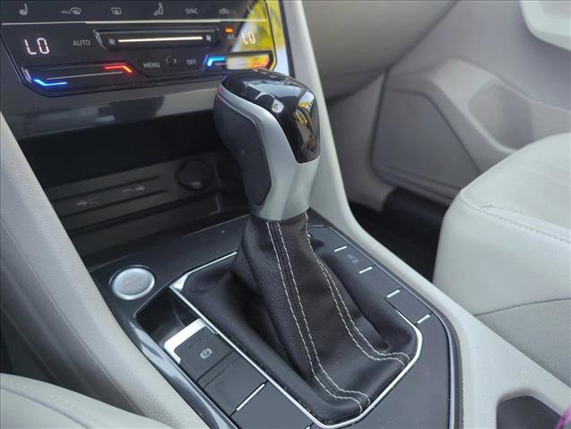 Used 2023 Volkswagen Tiguan SE w/ Panoramic Sunroof Package image 9