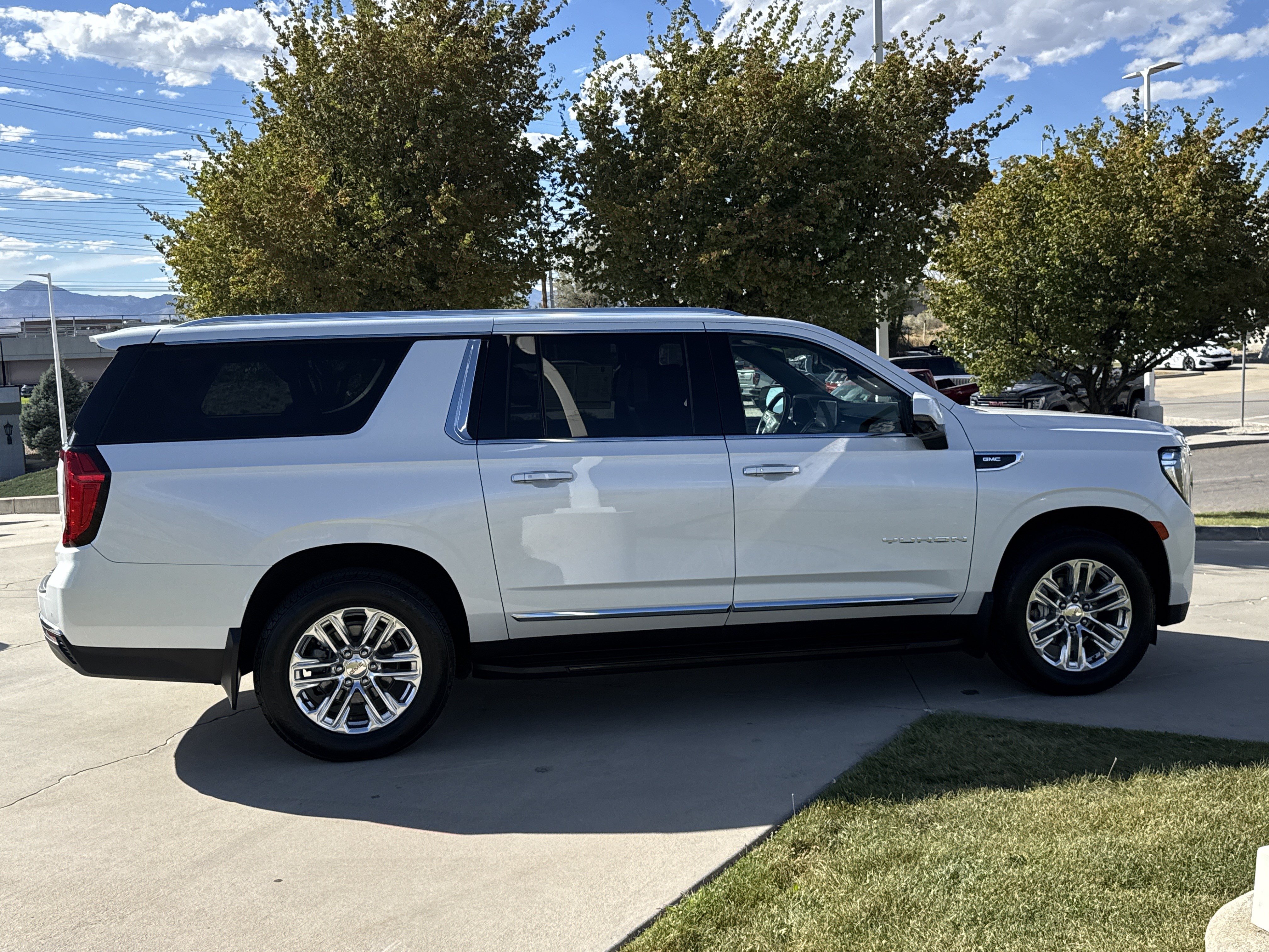 Used 2021 GMC Yukon XL SLT w/ SLT Luxury Plus Package AWD/4WD image 6
