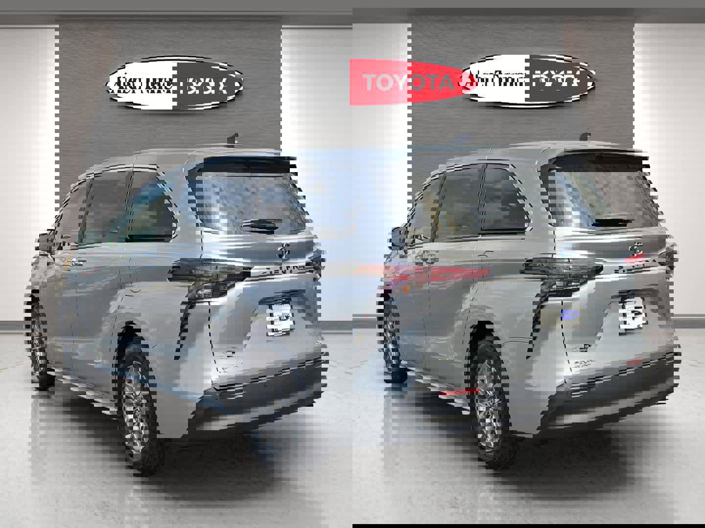 Used 2025 Toyota Sienna XLE AWD/4WD image 9