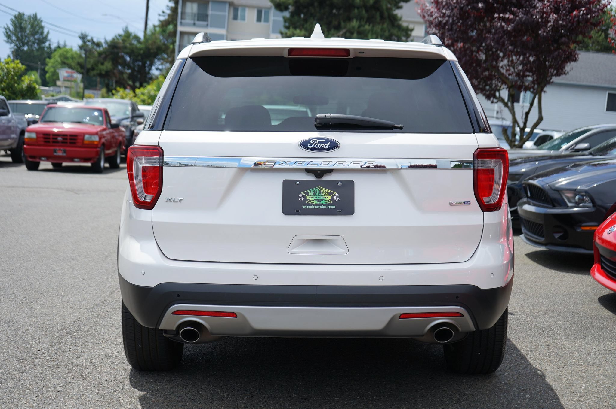 Used 2016 Ford Explorer XLT w/ Equipment Group 202A AWD/4WD image 4