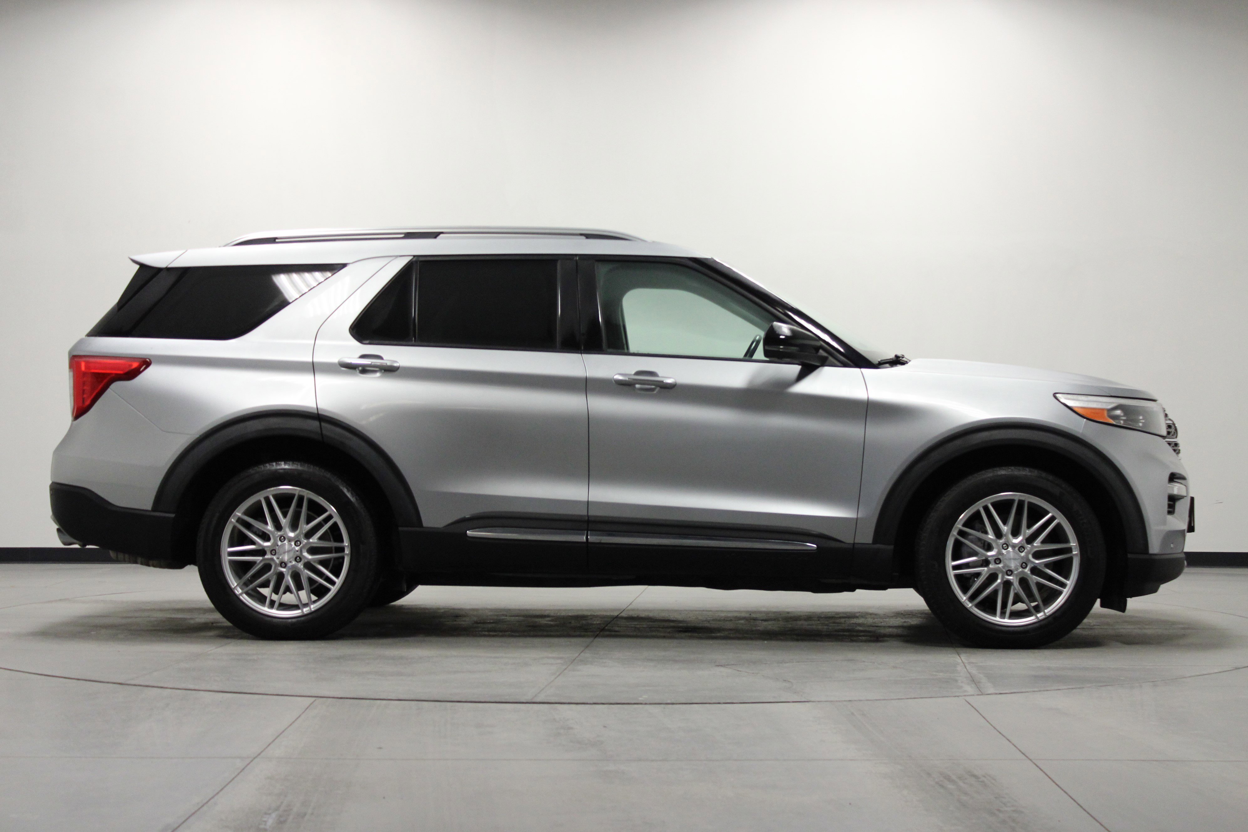 Used 2020 Ford Explorer Limited w/ Hybrid Equipment Group 310A image 3