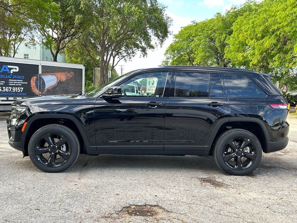 New 2024 Jeep Grand Cherokee Altitude RWD image 7