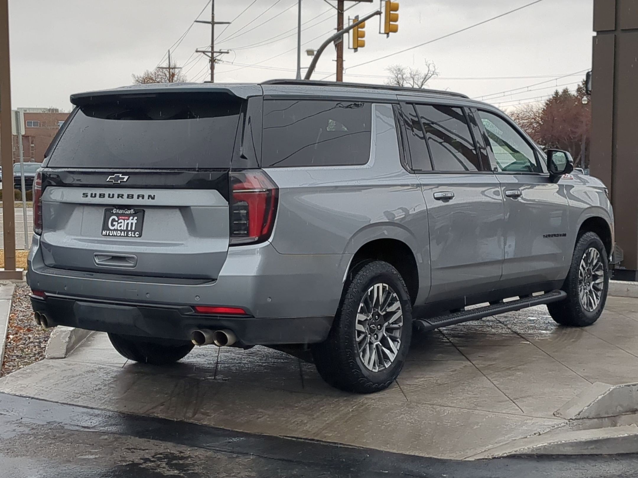 Used 2025 Chevrolet Suburban Z71 image 3