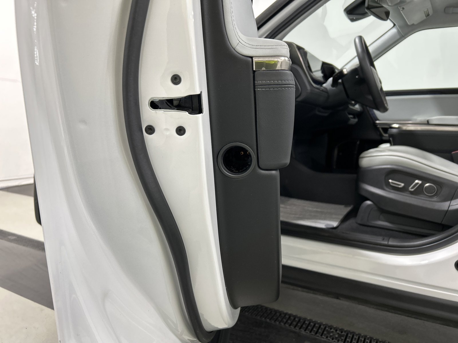 Used 2024 Rivian R1S Adventure AWD/4WD image 32