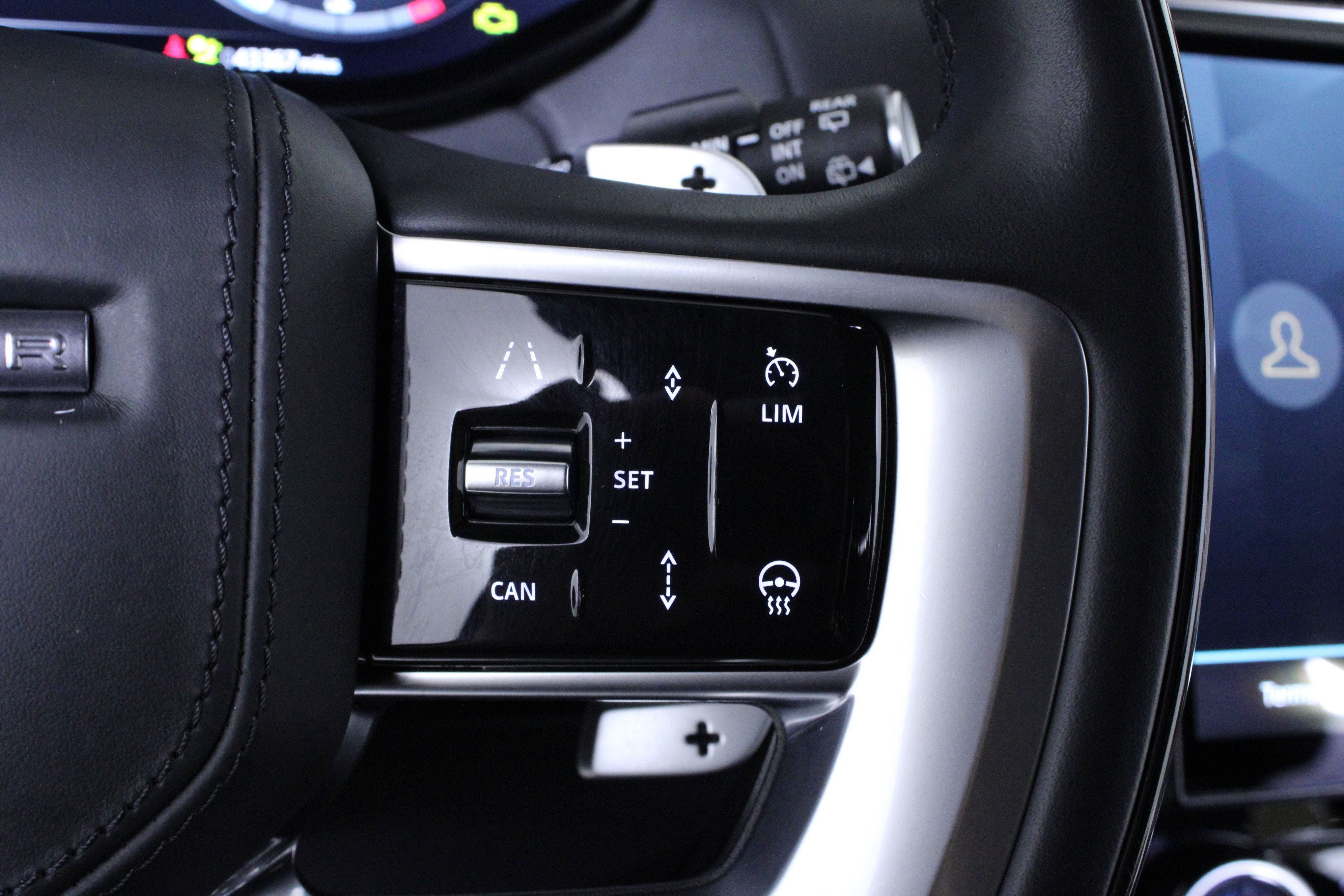 Used 2023 Land Rover Range Rover Long Wheelbase SE image 25