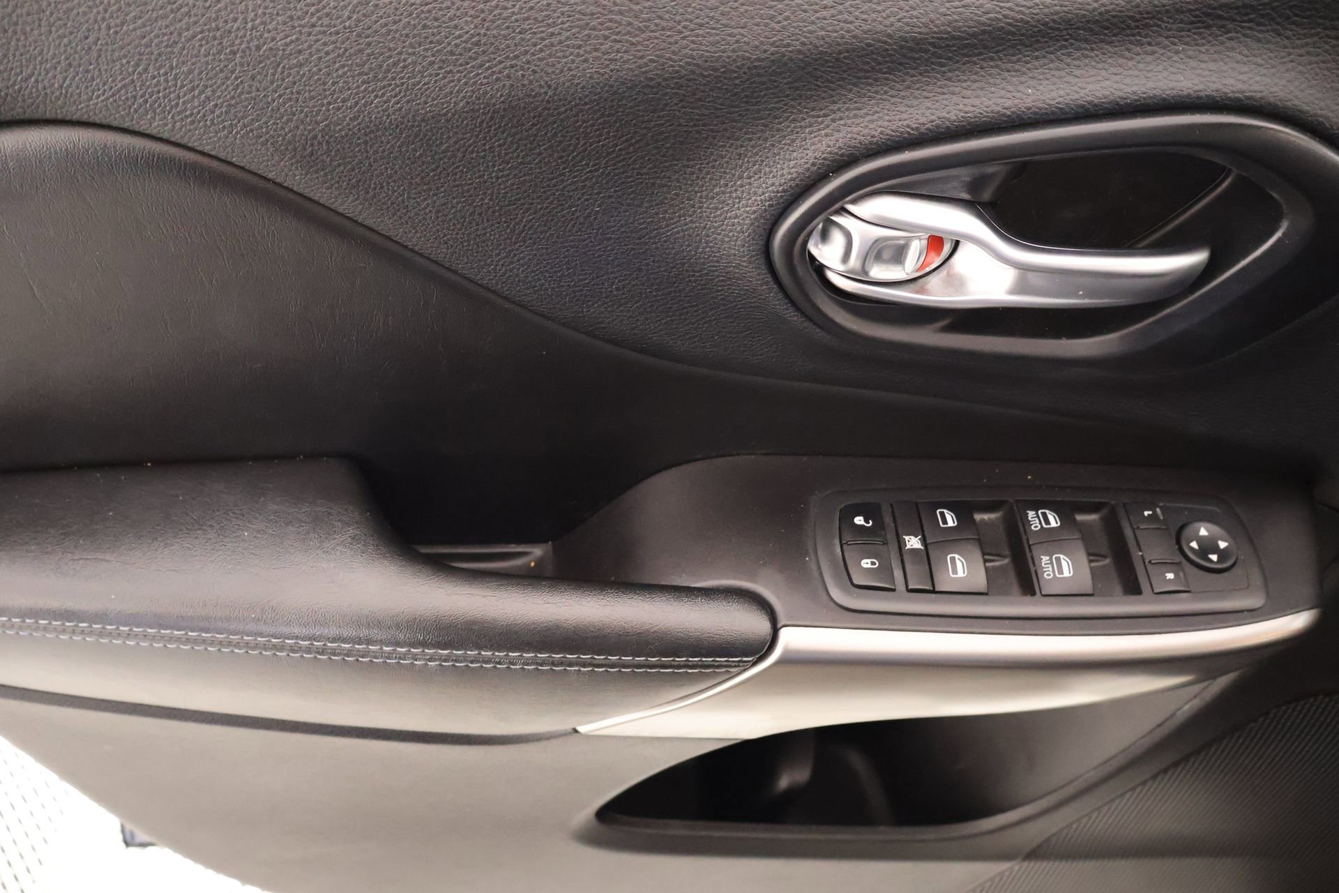 Used 2020 Jeep Cherokee Latitude Plus w/ Cold Weather Group image 15