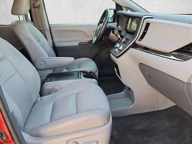 Used 2017 Toyota Sienna XLE FWD image 19