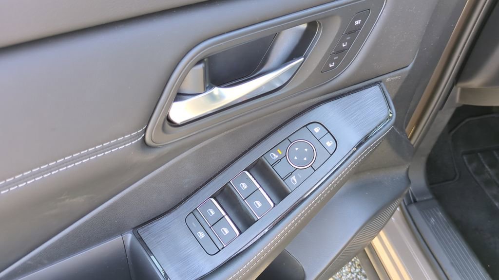 Used 2025 Nissan Rogue SL w/ Tech Package image 13