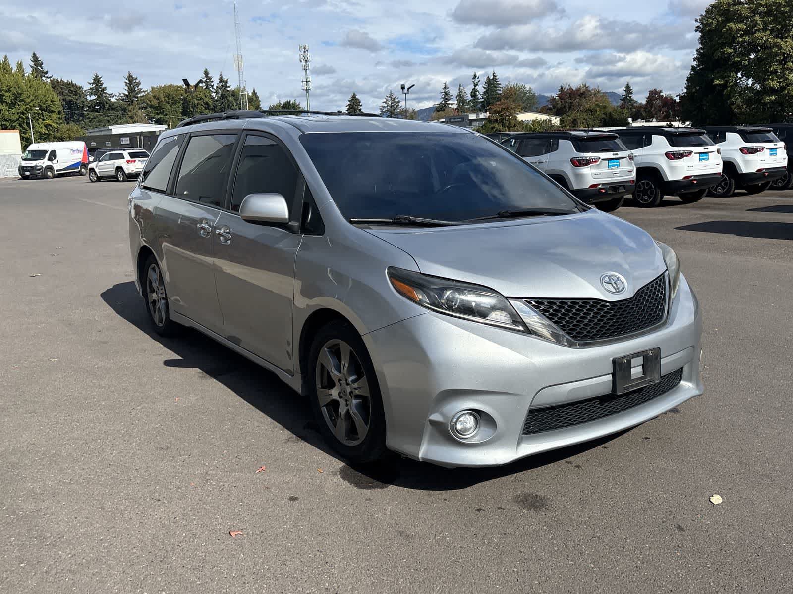 Used 2017 Toyota Sienna SE Premium w/ Cargo Management Package FWD image 7