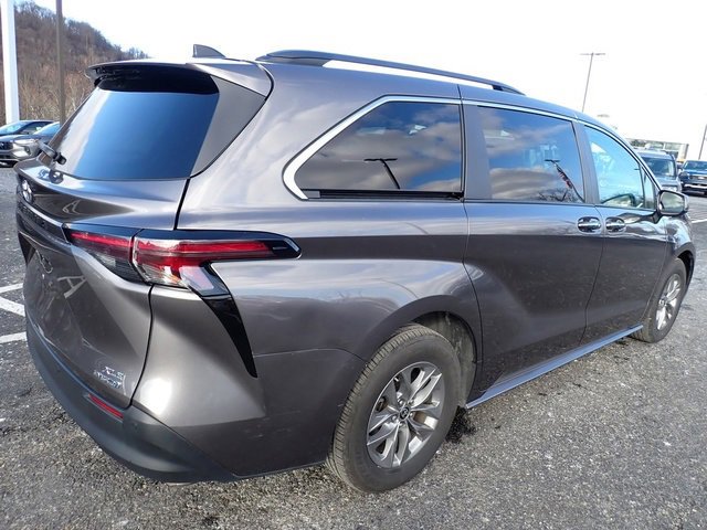 Used 2024 Toyota Sienna XLE image 9